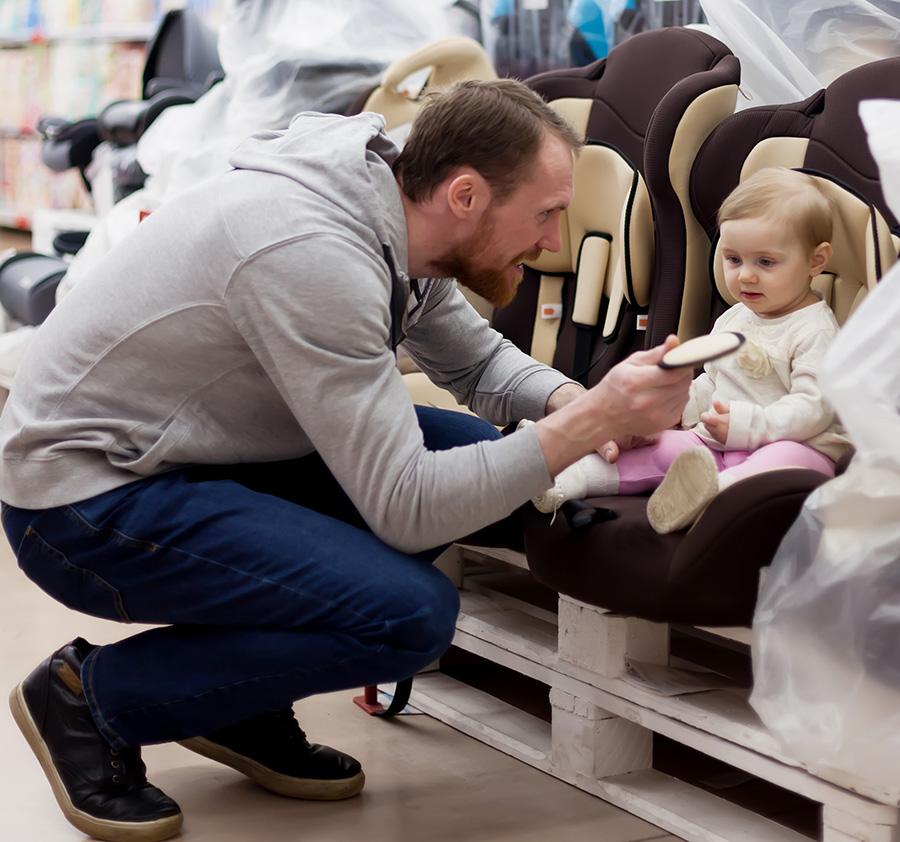 dad choosing carseat